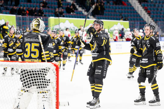 AIKs målvakt Niklas Lundström och Alfred Barklund jublar