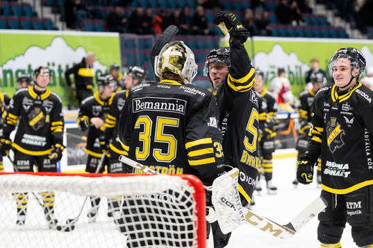 AIKs målvakt Niklas Lundström och Alfred Barklund jublar