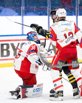Västerviks målvakt Emil Kruse och AIKs William Ignberg
