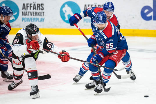 Malmö Redhawks Emil Sylvegård och Oskarshamns Johannes