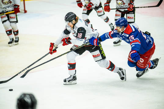 Malmö Redhawks Marcus Sylvegård och Oskarshamns Johannes