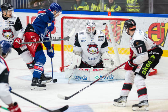 Oskarshamns Ahti Oksanen mot Malmö Redhawks målvakt Adam
