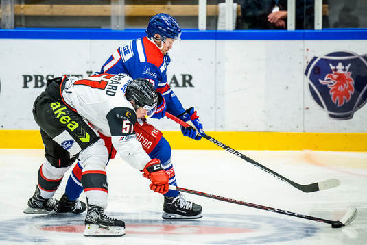 Malmö Redhawks Emil Sylvegård och Oskarshamns Jonas