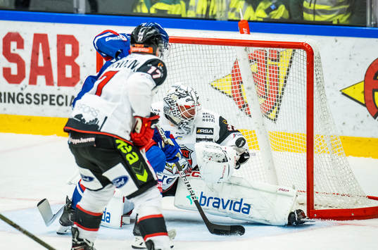 Oskarshamns Hampus Plato och Malmö Redhawks målvakt Adam