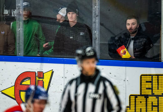 Oskarshamns Juuso Riikola och David Quenneville tittar på