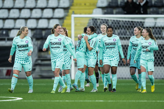 Jitex Synne Vatshelle Raa jublar med lagkamrater
