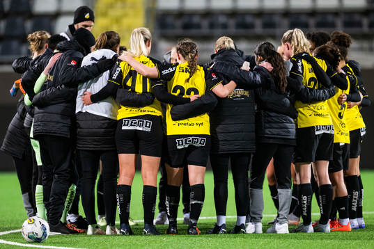 Häckens spelare och ledare samlas