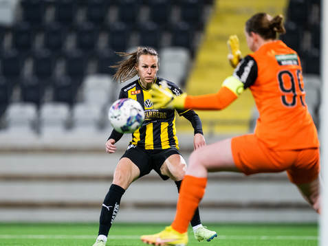 Häckens Dora Zeller och Jitex målvakt Anna Larsson