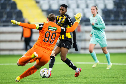 Häckens Aisha Masaka gör 3-1 bakom Jitex målvakt Anna