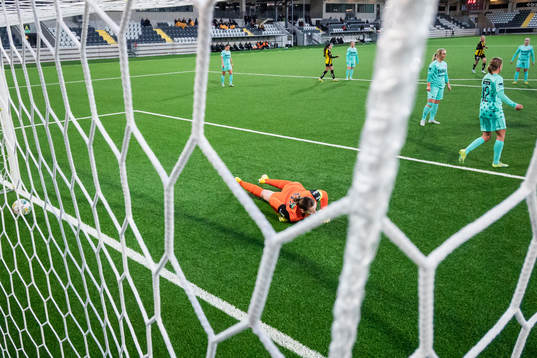 Jitex målvakt Anna Larsson släpper in ett mål