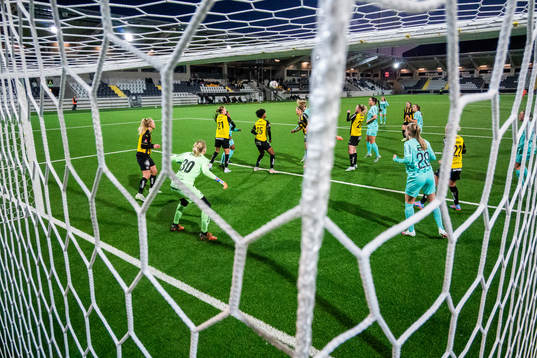 Häckens Molly Johansson och målvakt Kajsa Höglund Jansson