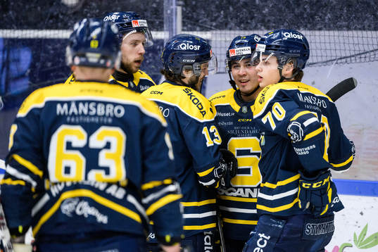 Södertäljes Lucas Carlsson jublar med lagkamrater