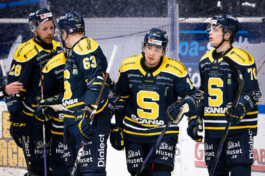 Södertäljes Lucas Carlsson jublar
