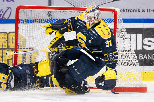 Södertäljes Emil Alba kolliderar med målvakt Nikita