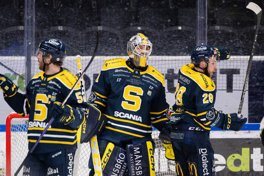 Södertäljes målvakt Nikita Talapila jublar