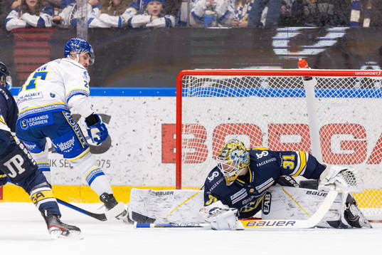 HV71s målvakt Joni Ortio räddar skott från Leksands