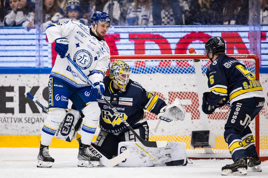 Leksands Lucas Elvenes och HV71s målvakt Joni Ortio