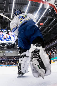 Leksands målvakt Kasimir Kaskisuo kastar vattenflaskan