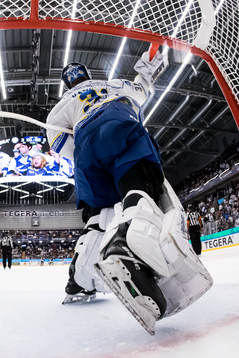 Leksands målvakt Kasimir Kaskisuo kastar vattenflaskan