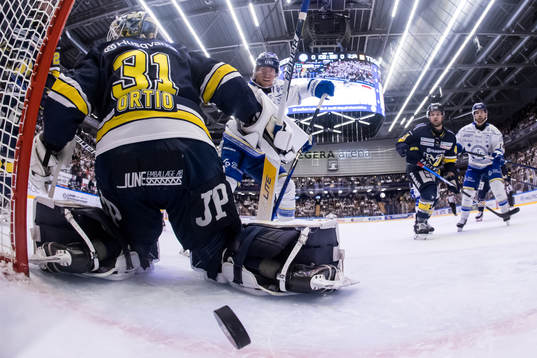 HV71s målvakt Joni Ortio och LeksandsJustin Glenn Kloos