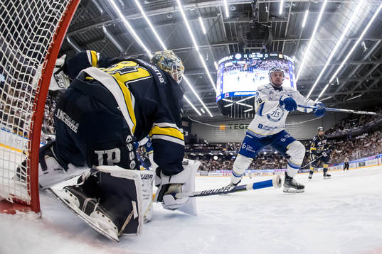 HV71s målvakt Joni Ortio och Leksands Lucas Elvenes