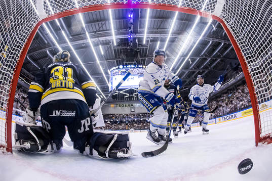 HV71s målvakt Joni Ortio och LeksandsJustin Glenn Kloos