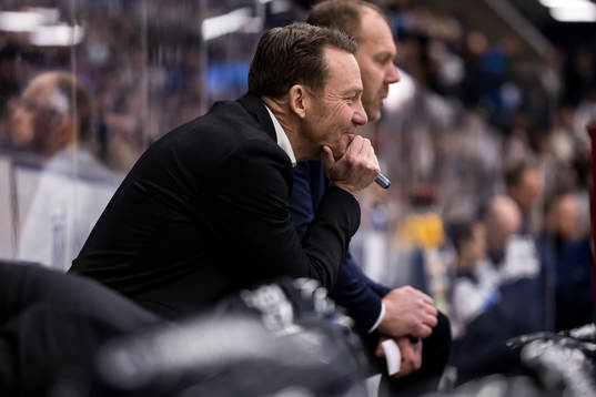 HV71s assisterande tränare Charles Berglund
