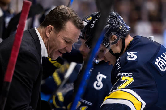 HV71s assisterande tränare Charles Berglund
