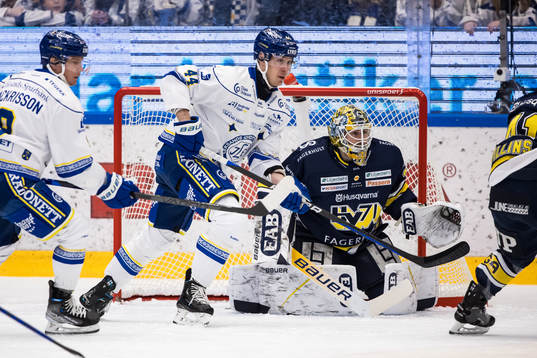 Leksands Carter Ashton och HV71s målvakt Joni Ortio