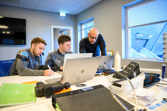 Analytiker James Slaughter och Paul Mitchell med tränare