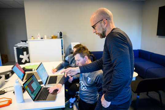 Analytiker James Slaughter och Paul Mitchell med tränare