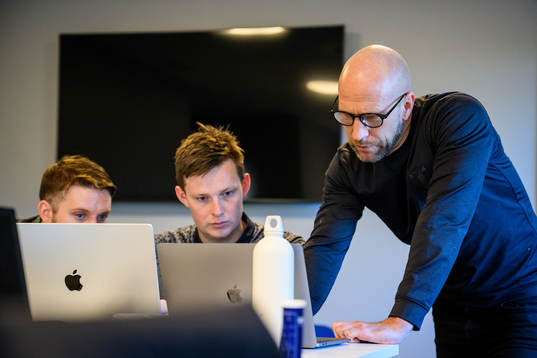 Analytiker James Slaughter och Paul Mitchell med tränare