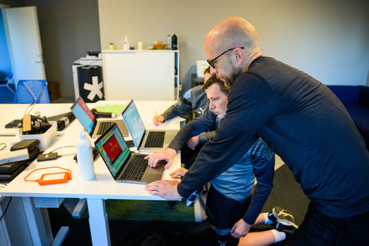 Analytiker James Slaughter och Paul Mitchell med tränare