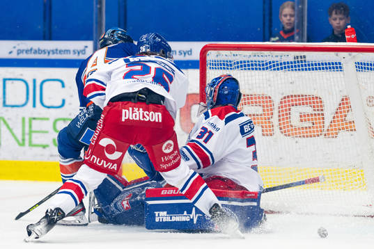 Växjös Keegan Lowe oroar framför Oskarshamns målvakt
