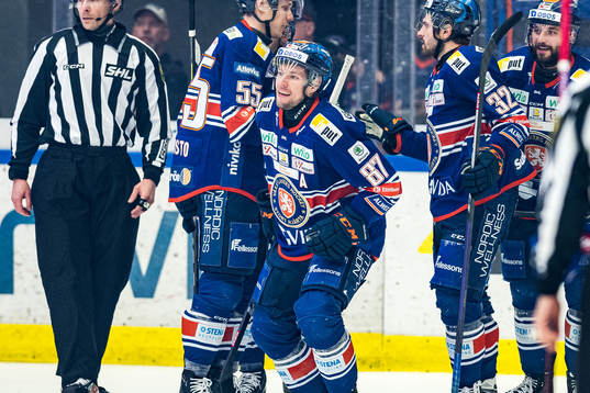Växjös Robert Rosén jublar