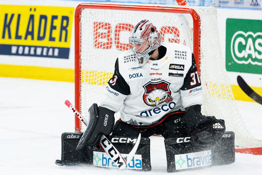 Malmö Redhawks målvakt Brandon Maxwell räddar ett skott