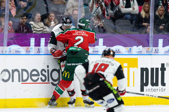 Frölundas Christian Folin tacklar Malmö Redhawks Fredrik