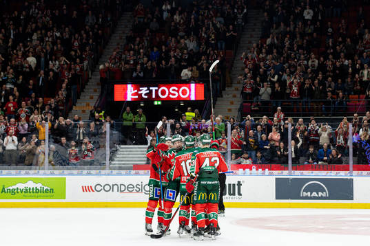 Frölundas Isac Born ,David Edstrom och Otto Stenberg jublar