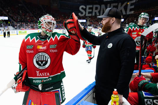 Frölundas målvakt Frederik Dichow och materialförvaltare