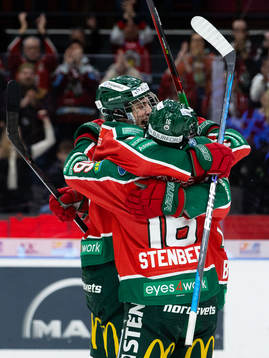 Frölundas David Edstrom jublar ihop med Isac Born och Otto