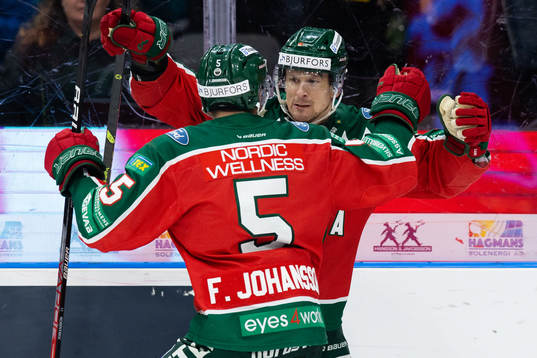 Frölundas Nicklas Lasu jublar ihop med Filip Johansson