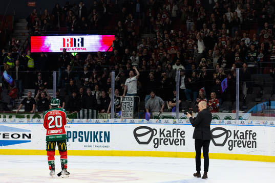 Frölundas klack sjunger för Joel Lundqvist på hans