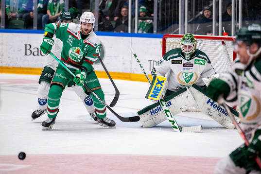 Rögles Ludvig Larsson framför Färjestads målvakt Dennis