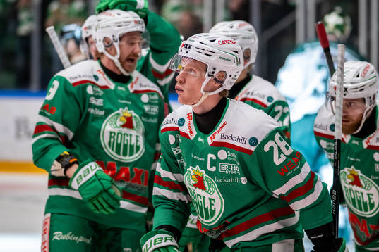 Rögles Anton Bengtsson  jublar