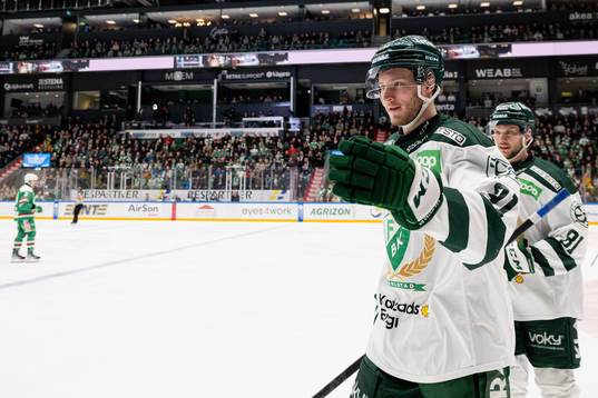 Färjestads Eric Engstrand jublar