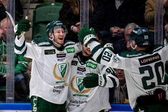Färjestads Eric Engstrand  jublar efter2-3