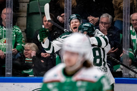 Färjestads Eric Engstrand jublar