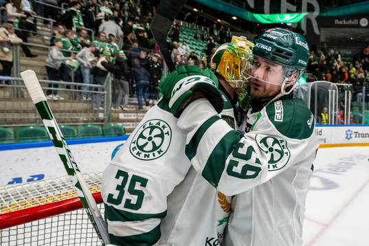 Färjestads målvakt Dennis Hildeby och Linus Johansson