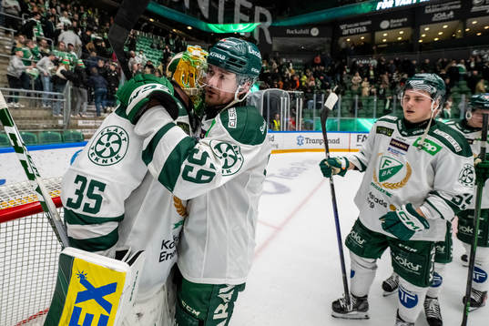 Färjestads målvakt Dennis Hildeby och Linus Johansson