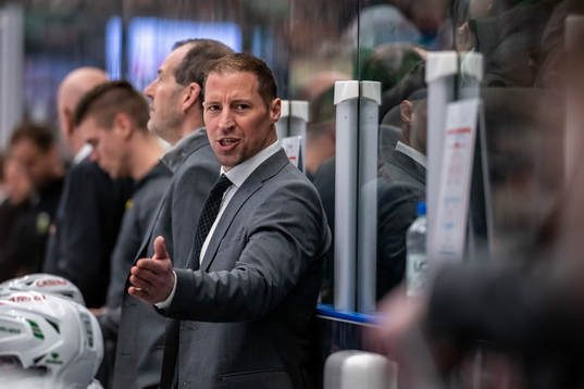 Rögles tränare Cam Abbott reagerar
